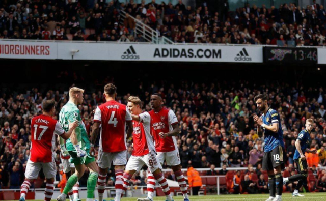  拜仁慕尼黑主场强势出击，完胜多特蒙德领跑积分榜  